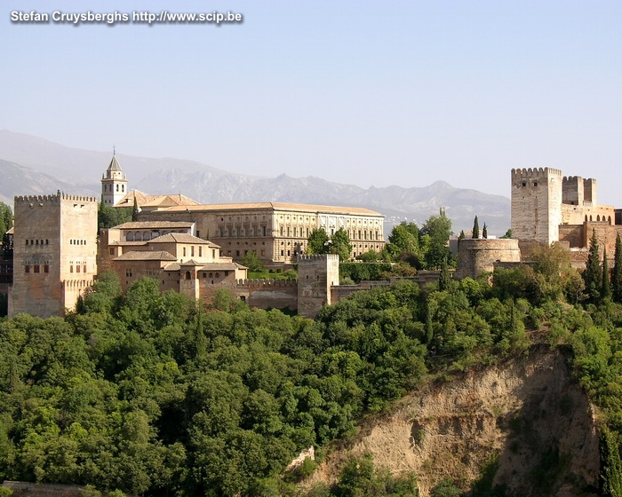 Granada - Alhambra De stad Granada, gelegen ten westen van de Sierra Nevada, is vooral bekend vanwege het Alhambra. Het Alhambra is een zeer oude en schitterende Moorse citadel en paleis boven op de heuvel Colina Roja. Centraal ligt het renaissance paleis van Karel V. Stefan Cruysberghs